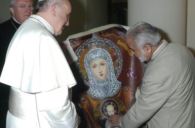 Papa Francisco recebe pintura cuzquenha no vaticano