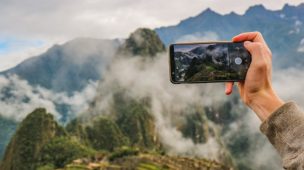 Pessoa fotografando com o celular na viagem ao Peru